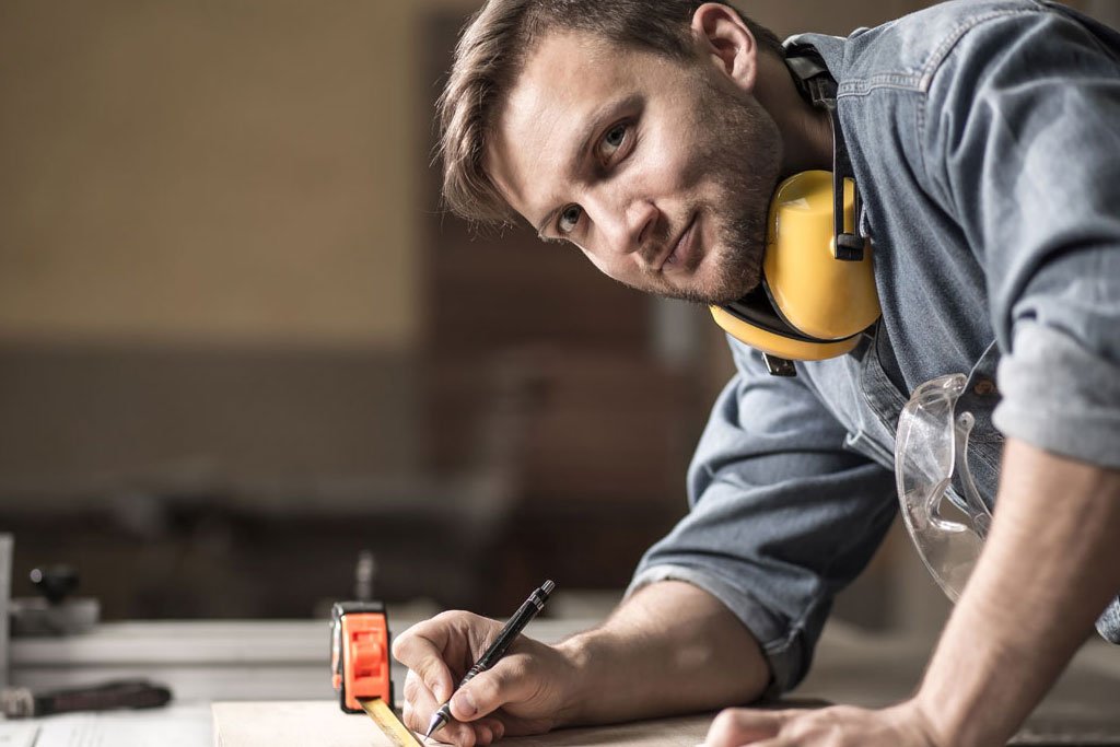 Produktion Ihres Fachgeschäfts
Auf rund 1.400m² nehmen wir uns Ihrem Projekt in Stuttgart, in Ulm oder in Göppingen und Umgebung an. Die Fachkräfte unserer Schreinerei sind passionierte Spezialisten im Innenausbau und wissen, worauf es bei einer optimalen Inneneinrichtung im Juwelier-Fachgeschäft ankommt. Wir haben durch unsere 100-jährige Tätigkeit der Tischlerei reichlich Expertise erschaffen und alle Erfahrungen der vorangegangenen Generationen übernommen. Ihr Auftrag ist eine Herausforderung, die wir gerne annehmen und in deren Umsetzung wir Sie positiv überraschen und begeistern werden.
