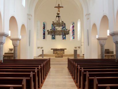 Schuster Innenausbau aus Salach – Restauration der Katholischen Kirche in Salach Altar