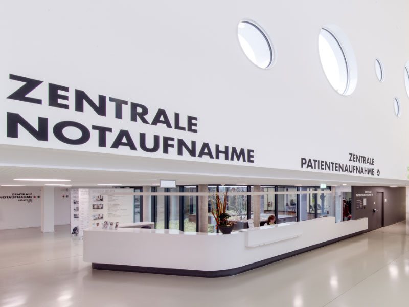 Praxis & Klinik
Im medizinischen Bereich zählen Hygiene und Workflow. Wir verfügen über das nötige Know-how für den komplexen Ausbau von Arztpraxen und Kliniken, vom Wartezimmer bis zum Behandlungsraum.