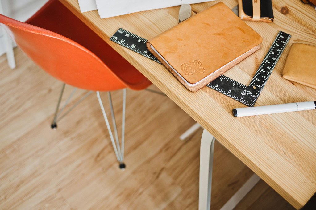 Planung Einbauschrank
Der Planung Einbauschrank widmen wir die größte Aufmerksamkeit und schaffen damit ein Fundament für die perfekte Einpassung des Möbels in Ihrem Ambiente. Auch unebene Schrägen oder verwinkelte Räume bieten sich für einen Einbauschrank an und werden zu einem Stauraumwunder, wenn Sie sich für den Innenausbau und Möbelbau in unserer Schreinerei entscheiden. Wählen Sie klassische oder exklusive Materialien und teilen Ihre Ideen zum Designermöbel mit uns. Auf der Idee baut die Planung auf, die wir hochwertig und mit modernster Präzisionstechnik vornehmen.
