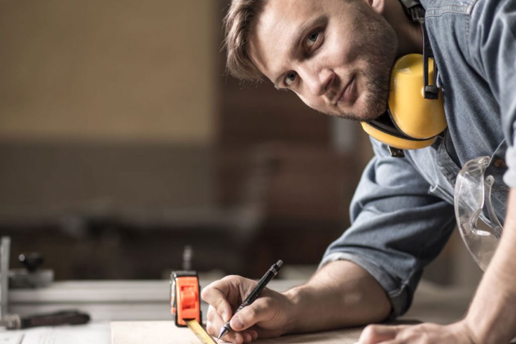 Warum sollen wir Ihre Innenausstattung oder Fachgeschäft planen und produzieren?
Wünschen Sie als Juwelier die Neugestaltung Ihrer Verkaufsräume, um eine perfekte Schmuck- bzw. Warenpräsentation zu gewährleisten? Benötigen Sie eine fundierte Beratung zum Thema Ladenbau und die damit verbundenen Vorzüge für Ihr Unternehmen? Unser erfahrenes Spezialistenteam produziert für Sie den kompletten Innenausbau – und zwar auf hohem Niveau. Stellen Sie sich vor, wie der Kunde Ihr Geschäft betritt und sich von den hervorragend präsentierten Auslagen in den Bann ziehen lässt. Offenheit und klare Strukturen, vereint mit Ästhetik, Noblesse und Transparenz – das ist es, was die Authentizität Ihres Geschäftes nach außen hin trägt. So unterschiedlich die Schmuckstücke und Kollektionen in Ihrem Juwelier-Geschäft sind, so einzigartig sind auch unsere maßgeschneiderten Möbel und Ladeneinrichtungen.
