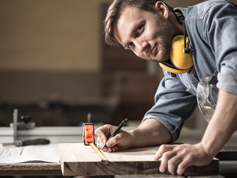 Qualität und Individualität vom Fachmann
Sie legen Wert auf höchste Qualität und einzigartige Möbel? Dann sind Sie bei uns genau richtig! Ihre individuelle Traumküche oder ein nobles Büro mit modernen maßgefertigten Schränken setzen unsere Tischler genauso um, wie schicke Kommoden und andere Möbel für Ihr gemütliches Zuhause. Die individuelle Küchenplanung sowie komplexe Raumlösungen mit großer Genauigkeit und Liebe zum Detail sind Herausforderungen, denen sich unsere Schreiner in Salach gerne stellen.
