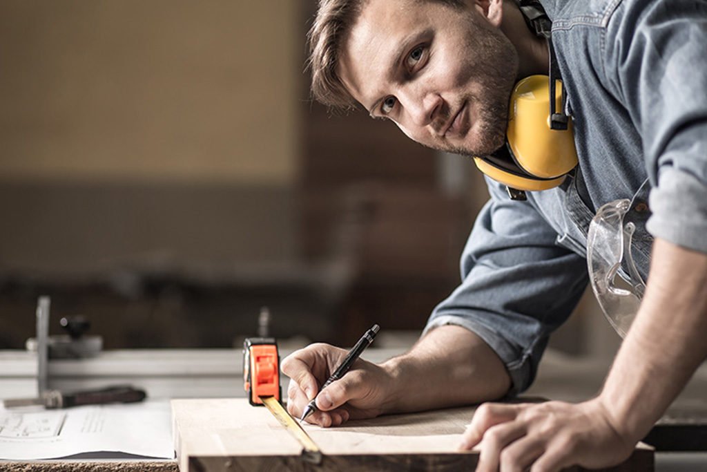 Warum sollten wir Ihren Innenausbau produzieren?
Wenn wir von Ihnen für einen Innenausbau beauftragt werden, werden Sie sich auf Einrichtungen nach Maß und die Vorzüge des professionellen Innenausbaus entscheiden. Als einer der ersten Adresse unter allen Esslinger Tischlereien bieten wir Ihnen ein reichhaltiges Portfolio an Leistungen, Kreativität und langjährige Erfahrung im Handwerk. Klassische Objekte realisieren wir mit gleicher Aufmerksamkeit wie kreative Lösungen, die sich am Raum orientieren und komplexe Ladengestaltungen ermöglichen. Bei uns wählen Sie nicht die „Katze im Sack“, sondern sehen Ihr geplantes Geschäft in der Virtual Reality Präsentation im Vorfeld.
