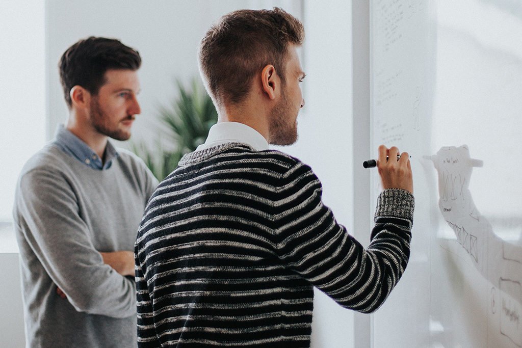 Planung Ihres Einbaumöbels
Einer der wichtigsten Etappen auf dem Weg von der Idee bis zum fertigen Einbaumöbel ist die Planung. In ersten Gesprächen finden Ihre Wünsche Gehör und unsere Planungsexperten entwickeln anhand dieser Vorgaben das Konzept. Hochmoderne Technologien wie die 3D Visualisierung gibt den Kunden bereits im Vorfeld einen tollen Einblick in die finale Ausgestaltung des Einbaumöbels. Eine exakte Planung schafft die Basis für bald entstehende Traummöbel, die mit viel Leidenschaft und Liebe zum Detail entstehen sollen.
