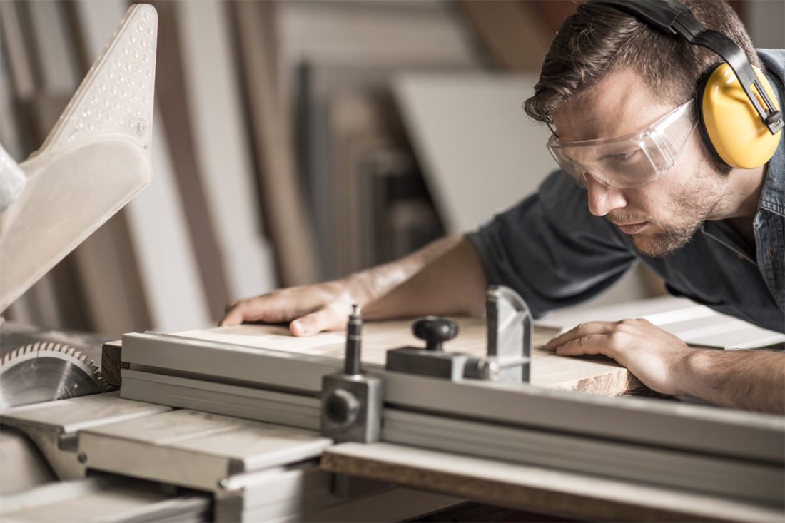 Produktion mit modernster Technik
In unserer 1400 Quadratmeter großen Werkstatt in Salach bei Stuttgart verbinden wir modernste Technik mit Handwerkstradition und unserer über 100-jährigen Erfahrung in Raumgestaltung und Möbelbau. Mit Hilfe CNC-gesteuerter Maschinen fertigen qualifizierte Fachkräfte massgeschneiderte Einzelmöbel, passgenaue Einbaumöbel, Einrichtungen für Wohn-, Ess- und Schlafzimmer, Küchen und Badausstattungen, sowie funktionale Möbel und Einbauten für Verkaufsräume und Arbeitsplätze.
