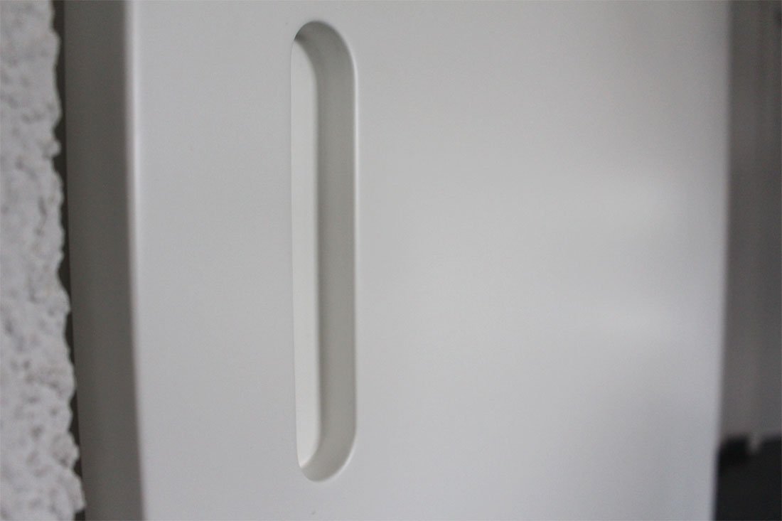 Schuster Innenausbau – Weiß lackierter Garderoben- und Geschirrschrank