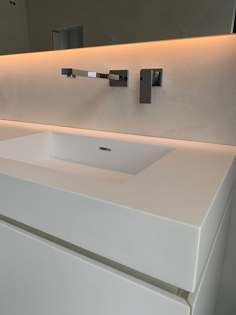 Schuster Innenausbau – Mineralwerkstoff Waschtisch für ein Badezimmer mit LED Spiegel