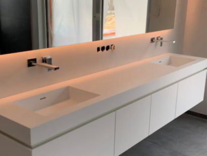 Schuster Innenausbau aus Salach – Mineralwerkstoff Waschtisch für ein Badezimmer mit LED Spiegel titel