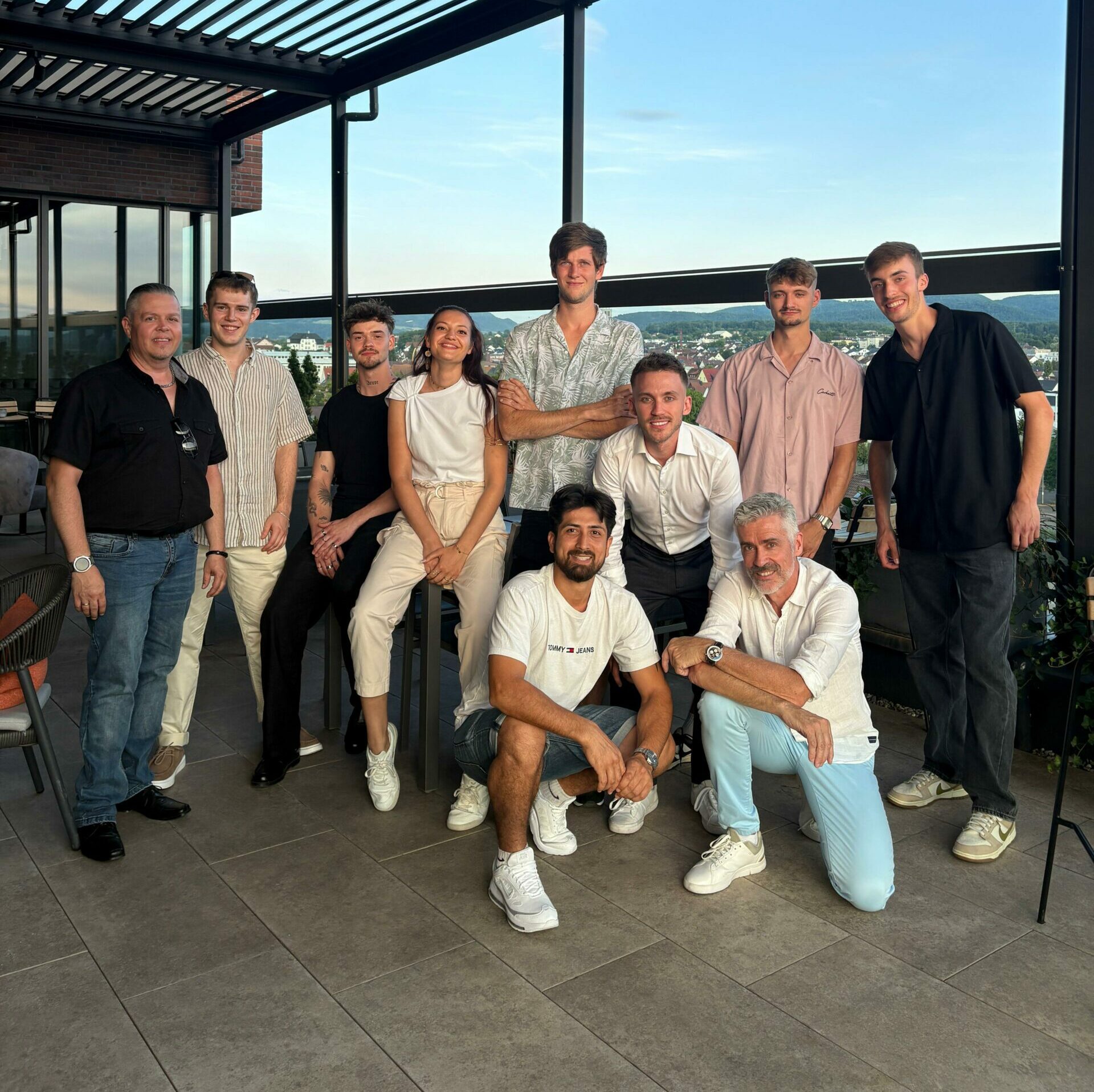 Ihr Team in Salach
Hinter jedem Möbelstück steht ein eingespieltes Team aus Schreinermeistern, Planern und Monteuren. Lernen Sie die Menschen kennen, die Ihr Projekt umsetzen. Mit unseren Gesellen und Auszubildenden liefern wir höchste Qualität. Wir liefern ein rundum-sorglos-Paket im Möbelbereich.

