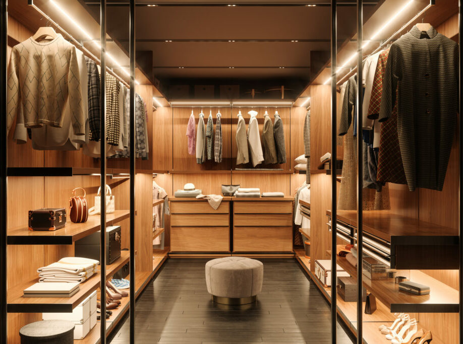 So entsteht Ihr Einbauschrank nach Maß vom Schreiner
Wenn Sie sich für Einbauschränke nach Maß entscheiden, begleiten wir Sie durch einen klaren, nachvollziehbaren Prozess. Auf Ihre Anfrage folgt ein erstes Gespräch, in dem wir Ihre Wünsche und Rahmenbedingungen aufnehmen. Danach vereinbaren wir einen Termin zum Aufmaß bei Ihnen, bei dem wir alle Details klären. Auf Basis dieser Daten erstellen wir eine Planung sowie ein transparentes Angebot. Erst wenn Sie zufrieden sind, starten wir mit der Fertigung in unserer Schreinerei. Die Montage übernehmen unsere eigenen Monteure, die Ihre Einbauschränke exakt einpassen, Beschläge einstellen und dafür sorgen, dass Sie Ihre neue Stauraumlösung sofort nutzen können. Schränke anderer Hersteller montieren wir bewusst nicht, weil wir für Passgenauigkeit und Qualität voll verantwortlich sein wollen.
