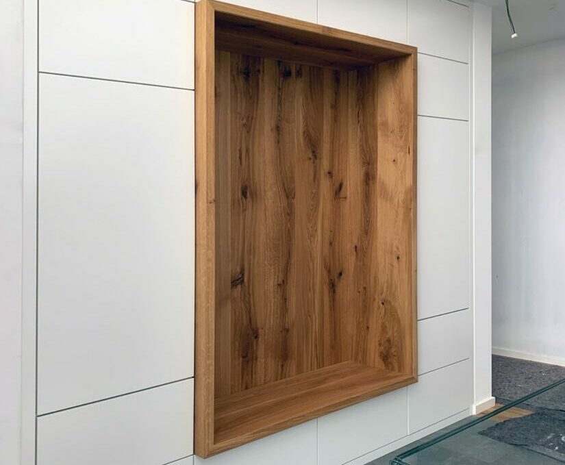 Innenausbau für Privatkunden
Wir schaffen Ihr neues Zuhause. Als Experten für Schreinerei und Innenausbau in Salach sind maßgeschneiderte Möbel unser Spezialgebiet. Ob eine neue Traumküche, ein gemütlicher Essbereich oder clevere Einbauschränke für Nischen: Wir nutzen jeden Zentimeter perfekt aus.