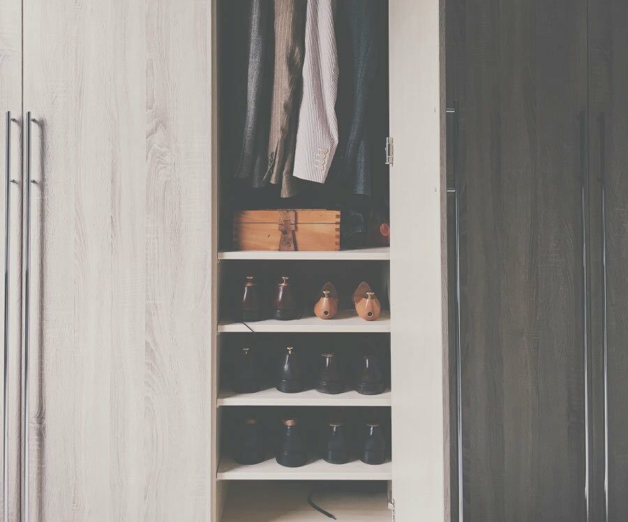 Von der Idee zum Plan: Ihre Einbauschränke entstehen im Dialog
Am Anfang steht immer ein Gespräch. Sie schildern uns Ihre Raumsituation, die Dinge, die verstaut werden sollen, und den Stil, in dem Sie Ihr Zuhause eingerichtet haben. Auf dieser Grundlage entwickeln wir erste Vorschläge für Aufbau, Aufteilung und Gestaltung Ihrer Einbauschränke. Beim Aufmaß vor Ort erfassen wir alle relevanten Maße, prüfen Wand- und Deckensituationen und klären Details wie Fugenbild, Griffvarianten oder grifflos, sichtbare oder verdeckte Fächer. Daraus entsteht eine Planung, die sowohl funktional als auch gestalterisch zu Ihnen passt.
