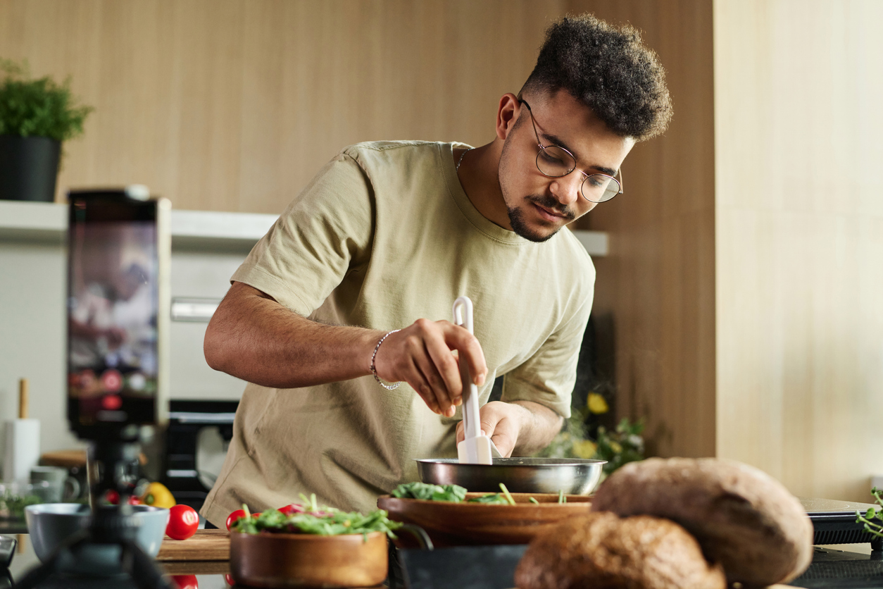 Ergonomie und Funktionalität in Perfektion geplant
Eine Küche ist ein Arbeitsplatz, der höchsten ergonomischen Ansprüchen genügen muss. Wenn Sie gerne und viel kochen, wissen Sie, wie belastend eine falsche Arbeitshöhe oder ungünstig platzierte Geräte für den Rücken sein können. Bei der Planung Ihrer Küche in Stuttgart analysieren wir daher zunächst genau Ihre körperlichen Voraussetzungen und Ihre Arbeitsgewohnheiten. Wir passen die Höhe der Arbeitsplatten millimetergenau an Sie an – und können dabei sogar verschiedene Zonen für das Vorbereiten, Kochen und Spülen schaffen. Darüber hinaus optimieren wir die Laufwege in Ihrer Küche. Wir integrieren modernste Beschlagtechnik, die es ermöglicht, Oberschränke mühelos zu öffnen oder schwere Auszüge sanft gleiten zu lassen. Auch die Anordnung von Geschirrspüler oder Backofen auf Augenhöhe gehört zu unseren Standards, sofern es der Raum zulässt. Diese durchdachte Funktionalität sorgt dafür, dass die Arbeit in der Küche leicht von der Hand geht und Sie sich voll auf das kulinarische Erlebnis konzentrieren können.
