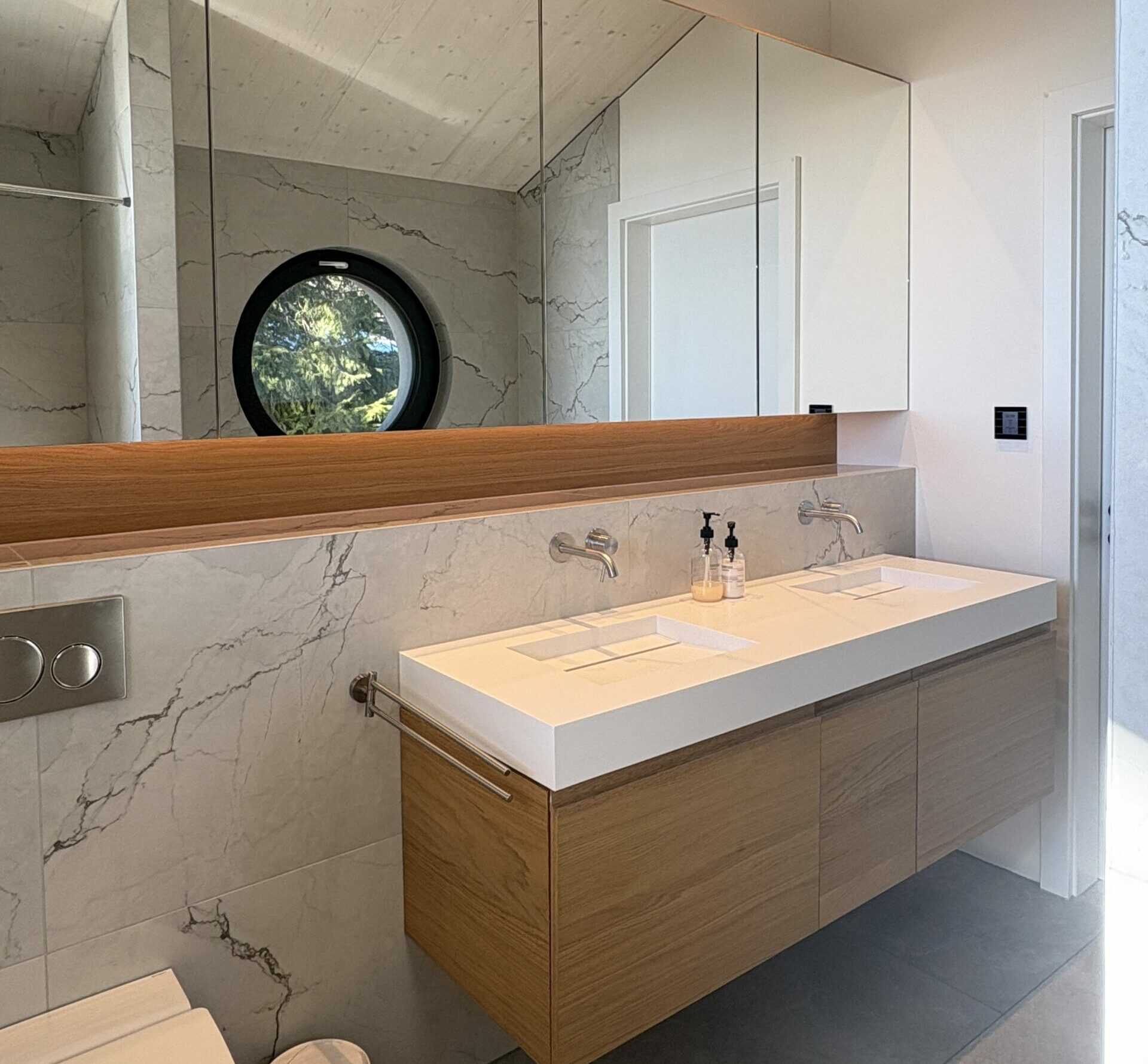 Hochschränke und Nischenlösungen
Flauschige Handtücher, Bademäntel und Vorräte benötigen viel Platz. Unsere raumhohen Badschränke und maßgefertigten Nischenregale bieten ein echtes Stauraumwunder, ohne den ohnehin oft knapp bemessenen Raum optisch zu erdrücken. Wir nutzen die volle Raumhöhe und passen die Tiefen der Schränke so an, dass auch in schmalen Bädern oder Gästetoiletten die maximale Bewegungsfreiheit stets erhalten bleibt.