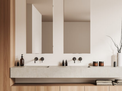 Cozy bathroom interior with washbasins and mirror, accessories on deck Schuster Innenausbau aus Salach – Cozy bathroom interior with washbasins and mirror, accessories on deck