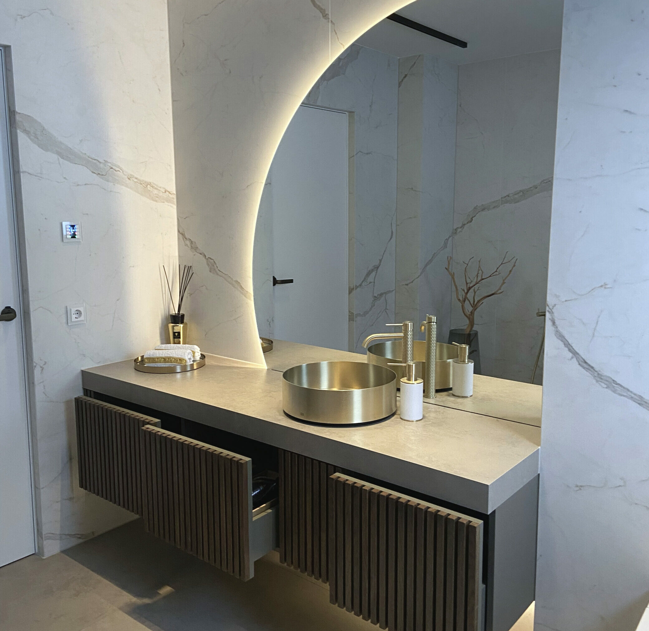 Materialkompetenz für Feuchträume
Badezimmer stellen durch Feuchtigkeit und Spritzwasser höchste Anforderungen an Möbel. Wir verwenden bei der Fertigung ausschließlich quellfeste Trägermaterialien, wasserfeste Verleimungen und PU-Kanten, die das Eindringen von Wasserdampf zuverlässig verhindern. Darüber hinaus bieten wir Ihnen strapazierfähige Oberflächen, die nicht nur edel aussehen, sondern auch besonders pflegeleicht und unempfindlich gegenüber alltäglichen Kosmetika, Seifen und Reinigungsmitteln sind.